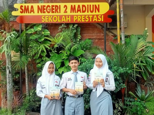 Bereskpresi dengan Menulis Puisi